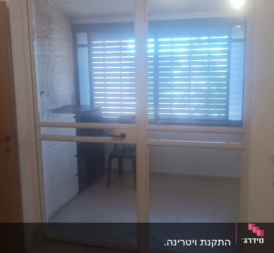 חלון אלומיניום עם תריסים בחדר פנימי